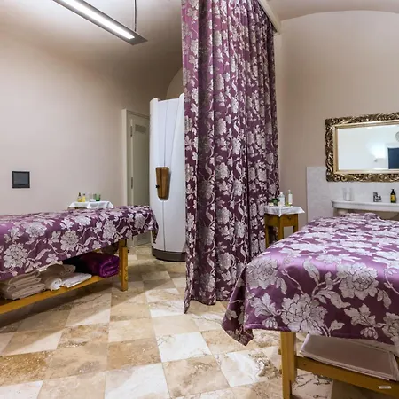 Zamek - & Hotel Ratmerice