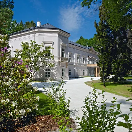 Zámek - Hotel&resort 4* Ratmerice