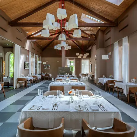 Zamek - & Hotel Ratmerice