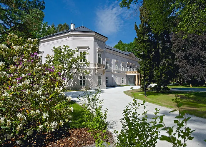 Zámek - Hotel&resort 4* Ratmerice
