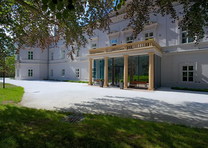 Zámek - Hotel&resort 4* Ratmerice